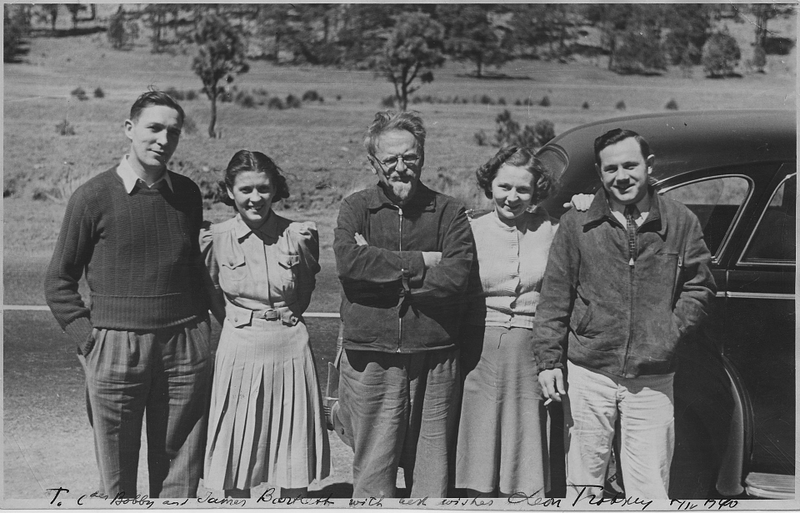 Trotsky en el centro en 1940, poco antes de su asesinato. Wikimedia Commons